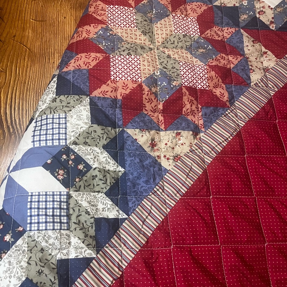 Full size quilt with 2 pillow shams…… perfect condition!! - Picture 3 of 3